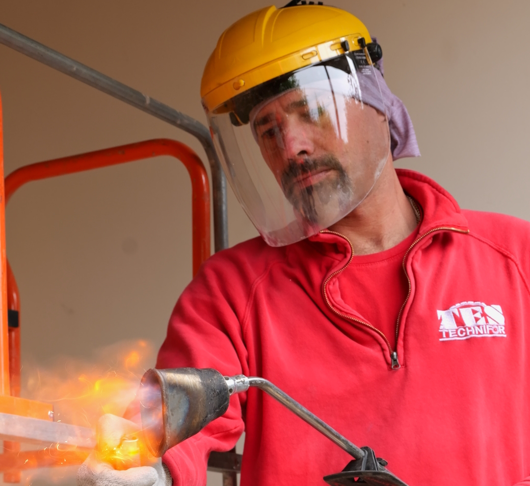 La chaleur rétracte l'acier, ce qui augmente la résistance du béton.