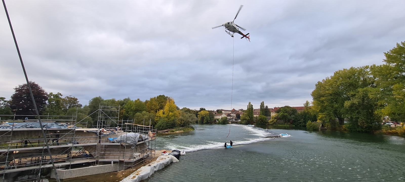 Héliportage de bigbags à Dôle pour la réparation d'un seuil de barrage